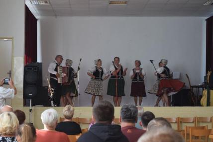 Spevácka skupina Potoky z Nižného Hrabovca. Spevácka skupina Potoky z Nižného Hrabovca.