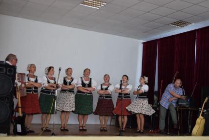 Spevácka skupina Potoky z Nižného Hrabovca. Spevácka skupina Potoky z Nižného Hrabovca.
