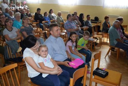 Diváci podujatia a duchovný otec Karol s rodinou. Diváci podujatia a duchovný otec Karol s rodinou.