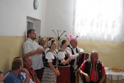 Diváci podujatia a účinkujúci. Diváci podujatia a účinkujúci.