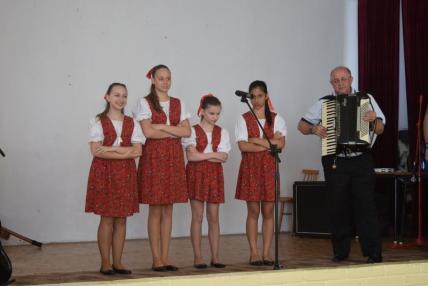 Detská spevácka skupina Gaštanka zo Strážskeho. Detská spevácka skupina Gaštanka zo Strážskeho.