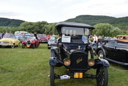 Stretnutie veterán klub rallye v Trnave pri Laborc Stretnutie veterán klub rallye v Trnave pri Laborc