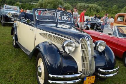 Stretnutie veterán klub rallye v Trnave pri Laborc Stretnutie veterán klub rallye v Trnave pri Laborc