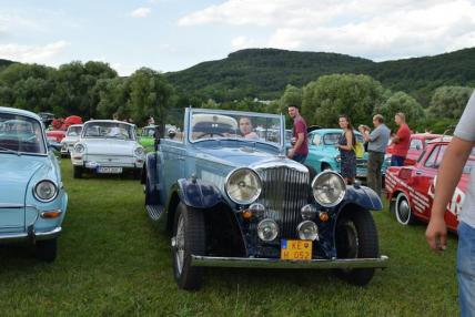 Stretnutie veterán klub rallye v Trnave pri Laborc Stretnutie veterán klub rallye v Trnave pri Laborc