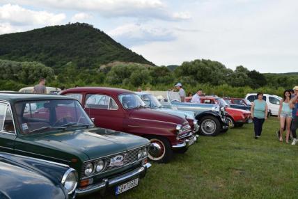 Stretnutie veterán klub rallye v Trnave pri Laborc Stretnutie veterán klub rallye v Trnave pri Laborc