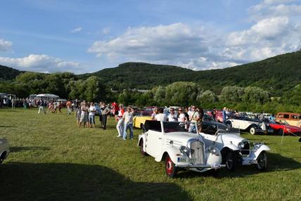 Stretnutie veterán klub rallye v Trnave pri Laborc Stretnutie veterán klub rallye v Trnave pri Laborc