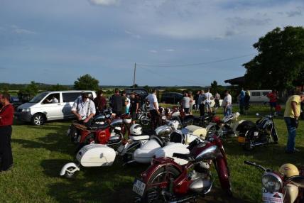 Stretnutie veterán klub rallye v Trnave pri Laborc Stretnutie veterán klub rallye v Trnave pri Laborc