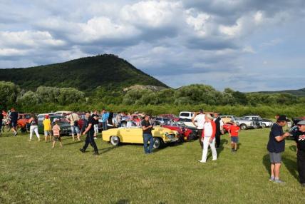 Stretnutie veterán klub rallye v Trnave pri Laborc Stretnutie veterán klub rallye v Trnave pri Laborc