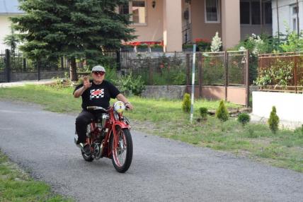 Stretnutie veterán klub rallye v Trnave pri Laborc Stretnutie veterán klub rallye v Trnave pri Laborc