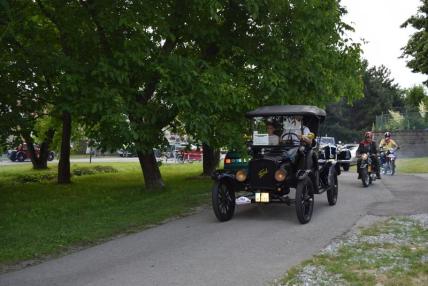 Stretnutie veterán klub rallye v Trnave pri Laborc Stretnutie veterán klub rallye v Trnave pri Laborc