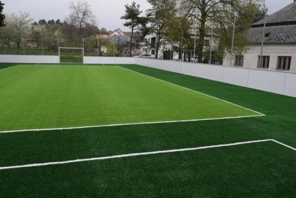 montáž umelého trávnika a čiarovanie. montáž umelého trávnika a čiarovanie.